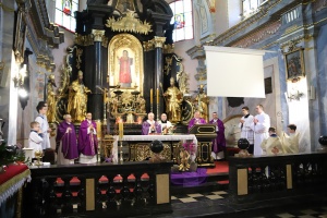 arcybiskup jędraszewski w kościele świętego mikołaja